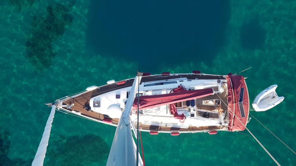 Barca a vela alla fonda